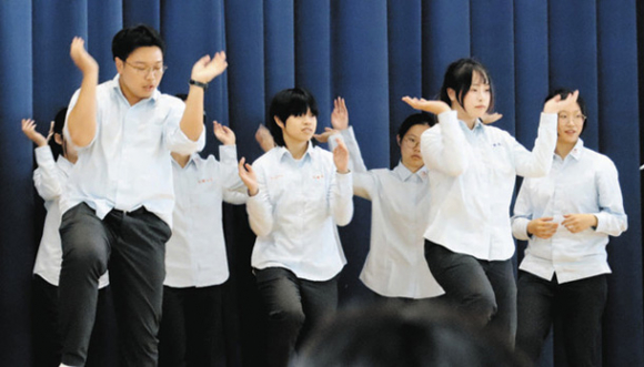 ダンスを披露する台湾の高校生たち＝伊勢市の皇学館中高で
