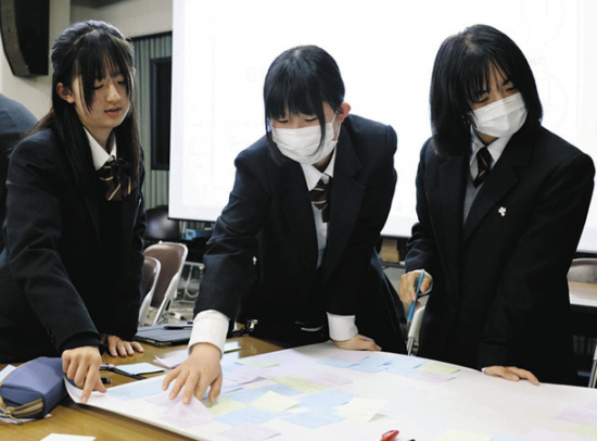 岐阜市の理想の姿や課題について考える生徒＝岐阜市の済美高で