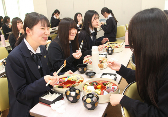 特別講義で仕出し弁当を味わう生徒たち＝千種区山添町２の椙山女学園高で