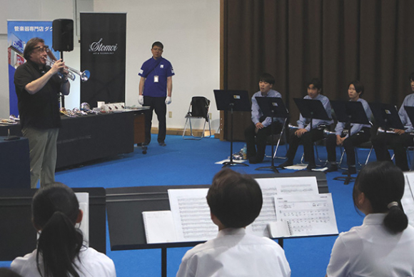 アンリさんの演奏に耳を澄ませる生徒ら＝瑞浪市土岐町の中京高で
