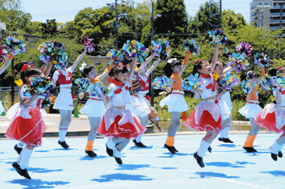ダンスを披露する子どもたち＝ＪＲ岐阜駅南側の清水緑地公園で