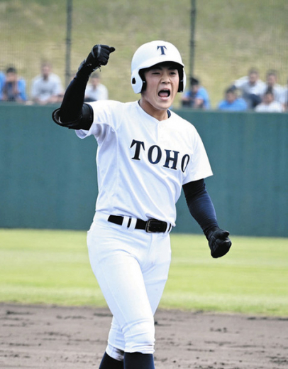 東邦－横浜　先制の２点適時打を放ち、ガッツポーズする東邦の小川＝刈谷球場で（石曽根和花撮影）