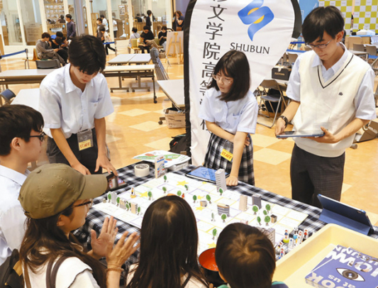 手作りの人生ゲームのブースを出した修文学院高校の生徒ら＝一宮市木曽川町のイオンモール木曽川で