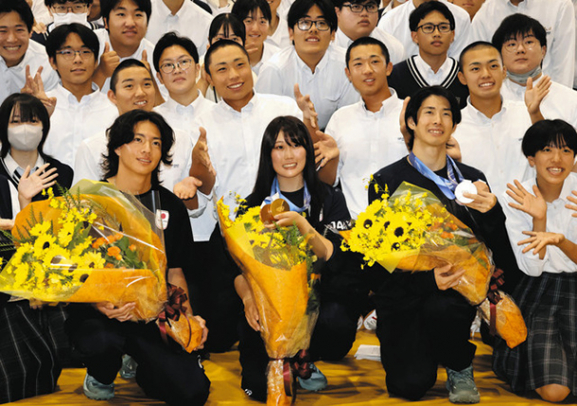 生徒たちと記念撮影をする（左から）松浦選手、村瀬選手、堀島選手＝本巣市仏生寺の岐阜第一高で