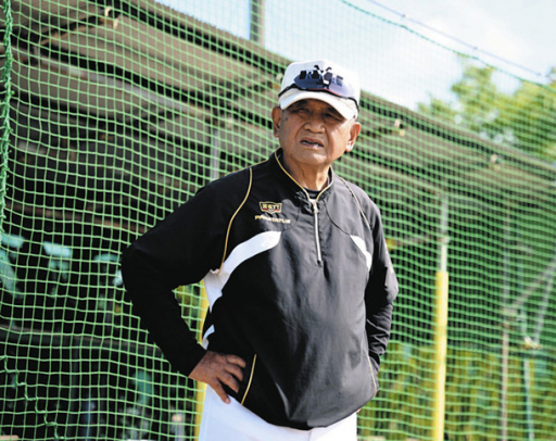 練習を見守る金城監督＝愛知黎明高野球グラウンドで