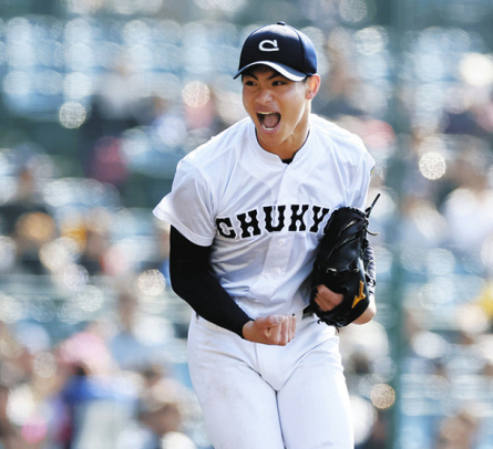 今年春の選抜高校野球大会の八戸学院光星戦で雄たけびを上げる中京大中京の安藤投手＝甲子園球場で