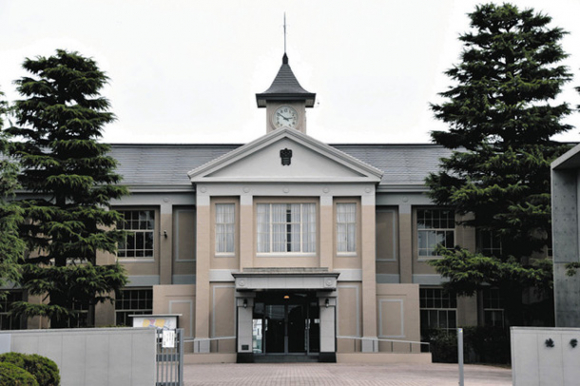 国登録有形文化財の滝学園本館＝江南市で