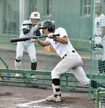 バント練習に取り組む豊川の上江洲主将＝豊川市の豊川高で