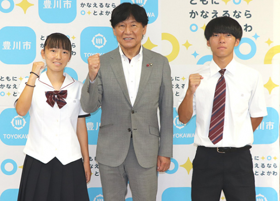 竹本市長（中）に活躍を誓った主将ら＝豊川市役所で