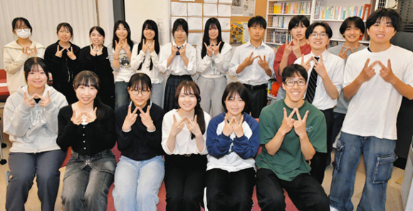シゴトフェスの準備を進める高校生や大学生=美濃加茂市で
