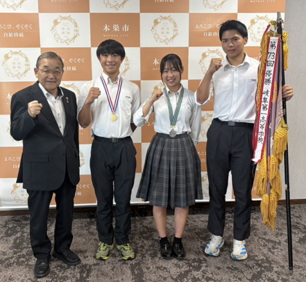 藤原市長（左）に全国大会出場を報告した自転車部の部員たち＝本巣市役所で