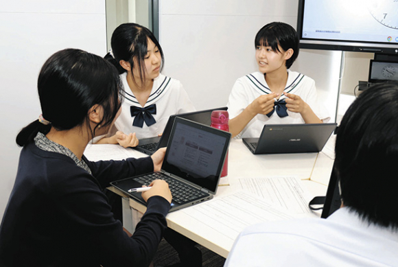 大学生と一緒に地域課題について議論する生徒たち＝鈴鹿市庄野町の鈴鹿高で