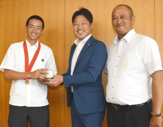 山田市長(中)にサインボールを贈る手塚さん(左)と矢幡監督=犬山市役所で