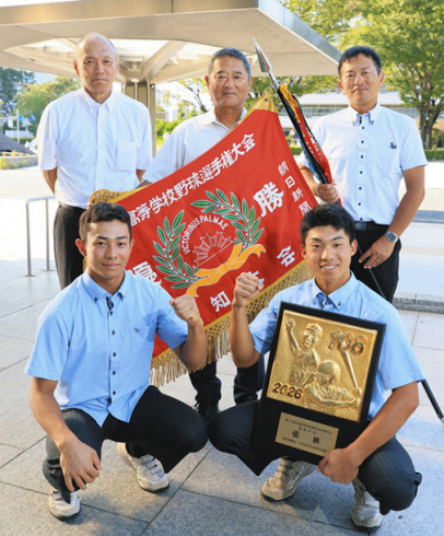 甲子園出場の報告に本社を訪れた(前列右から時計回りに)早川主将、藤井副主将、尼子理志校長、大藤監督、日野隆徳部長=中日新聞社で