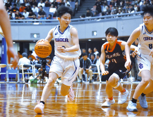 ドリブルを仕掛ける竹内選手=大阪市港区のAsueアリーナ大阪で