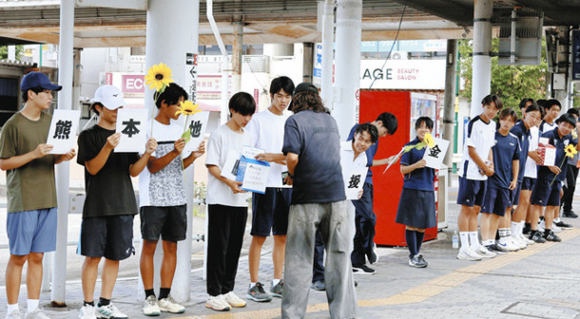 駅周辺で募金活動を行う生徒たち＝天白区の平針駅で