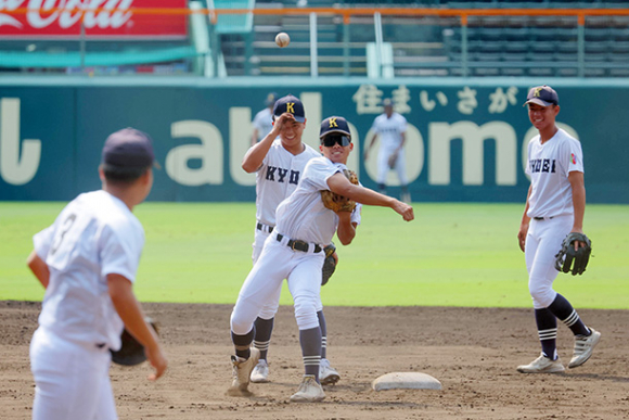 守備練習する早川主将（中央）ら享栄ナイン＝甲子園球場で
