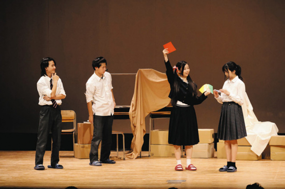 稽古の成果を披露する四日市四郷高の生徒たち＝四日市市のあさけプラザで