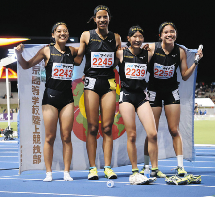陸上女子４００メートルリレーで初優勝した中京大中京のメンバーら＝滋賀県彦根市の平和堂ＨＡＴＯスタジアムで