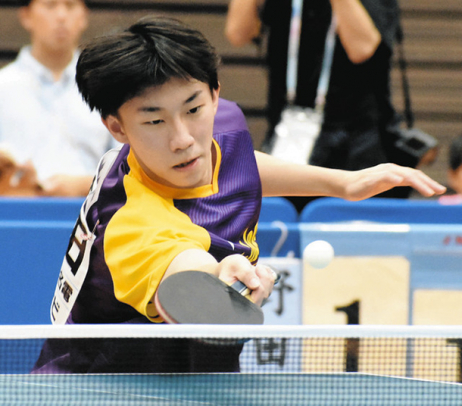 卓球男子団体の決勝でプレーする愛工大名電の持田選手＝大阪市港区のＡｓｕｅアリーナ大阪で