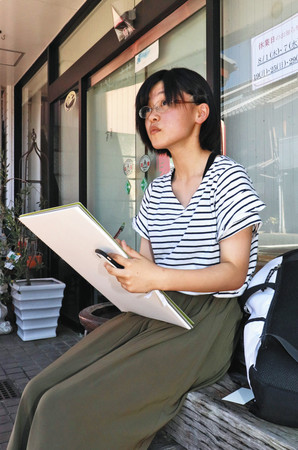 町並みをスケッチする生徒=岐阜県美濃市加治屋町で