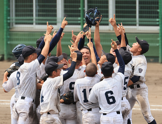 茗渓学園を破り、5連覇に喜ぶ中京ナイン=明石トーカロ球場で