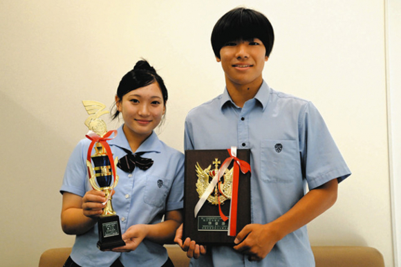 日本拳法の全国大会で活躍した溝田さん（左）と土屋さん＝豊橋市内で
