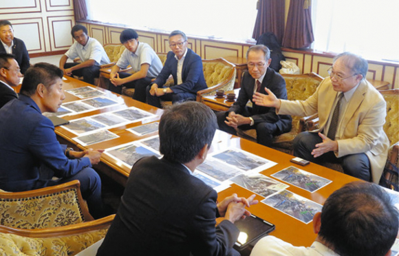 伊勢川島駅の駐輪場について森市長らと意見交換する自治会の関係者ら=四日市市役所で