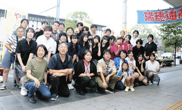 博物館やっとかめ祭りを企画した地元関係者ら＝瑞穂区の瑞穂通商店街で