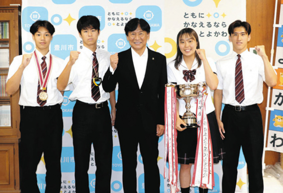 竹本市長（中）に結果を報告する（左から）沼田さん、小島さん、小林さん、三浦さん＝豊川市役所で