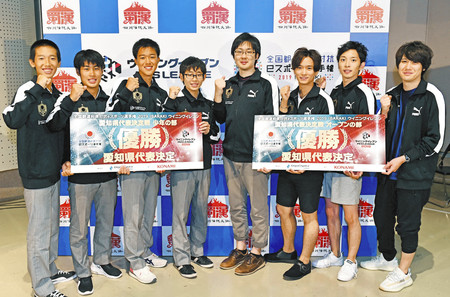県代表に決まった赤鯱ＳＰＡＤｅ（右側）と中京大中京ｅスポーツ部の選手たち＝名古屋市中区のＣＢＣホールで