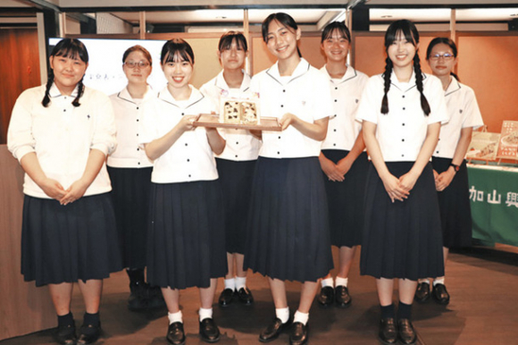 「きつねのごちそうピザ」を披露する生徒たち＝豊川市門前町で