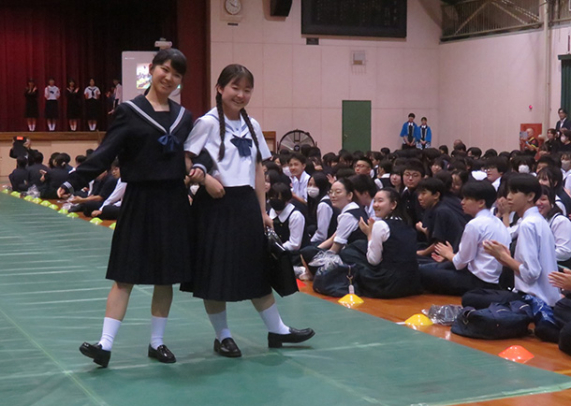 かつてのセーラー服姿を披露する生徒ら＝四日市市萱生町の暁高で