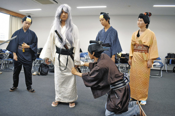 浴衣やカツラを着用し、「隠れキリシタン」を演じる部員=昭和区の南山高校・中学校男子部で