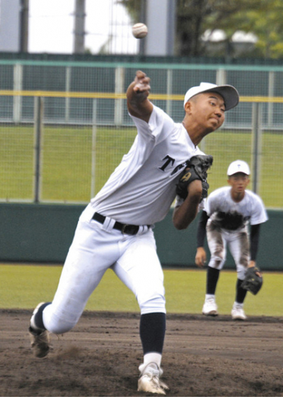 ９回途中まで力投した東邦の木村投手＝小牧市民球場で