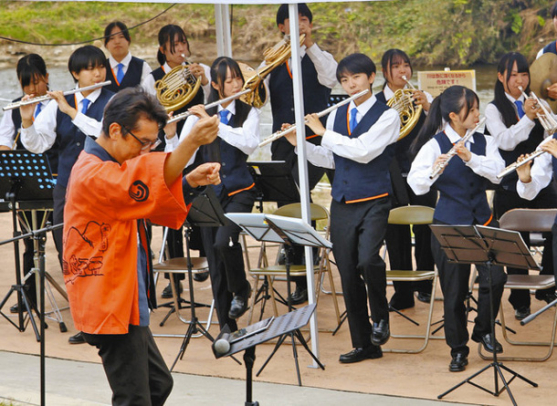野球応援をステップ付きで演奏する中京高吹奏楽部＝瑞浪市土岐町のきなぁた瑞浪で