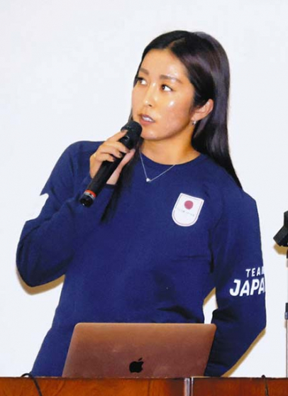 五輪出場までの道のりについて話す新井さん=高山市下林町で