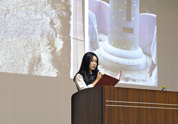 被災地のボランティアで学んだことを話す生徒会長＝名古屋市中村区の中日美容専門学校で