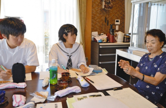 豊川海軍工廠で働いていた並木さん(右)の話を聞く生徒たち=名古屋市瑞穂区で
