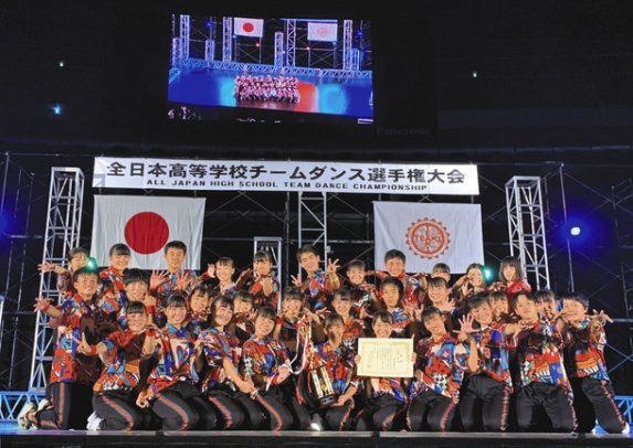 全国大会で3位入賞を喜ぶ部員たち=福岡県の北九州メディアドームで