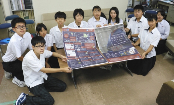 ポスターを手に松阪もめんフェスティバルをＰＲする高校生ら＝松阪市役所で
