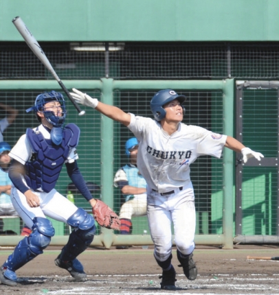２回無死二、三塁、右越えの２点適時三塁打を打つ早川選手（右）＝ＪＣＯＭスタジアム土浦で