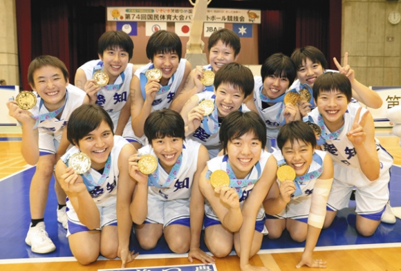 少年女子で優勝を果たし、メダルを手に喜ぶ選手たち＝茨城県のリリーアリーナＭＩＴＯで