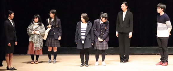 「パパ活」をテーマに演じる安城学園高演劇部員＝安城市桜町の市文化センターで