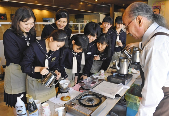 コーヒーの入れ方を学ぶ修文女子高の生徒たち＝中日新聞社で