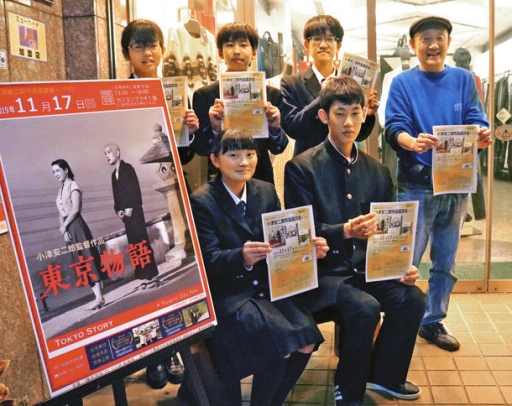 鑑賞会への来場を呼び掛ける松阪と三重両高の生徒ら＝松阪市平生町で