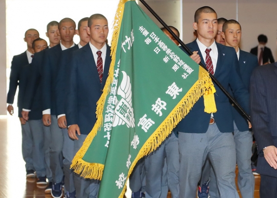 選抜高校野球の壮行会で入場する東邦高の選手たち＝名古屋市名東区で