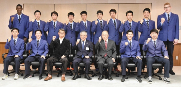 ウインターカップでの健闘を誓う桜丘高男子バスケットボール部の選手たち=豊橋市役所で