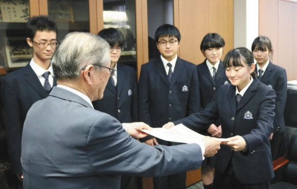 荒井委員長（左）から感謝状を受ける東原部長＝三重県松阪市の三重高で