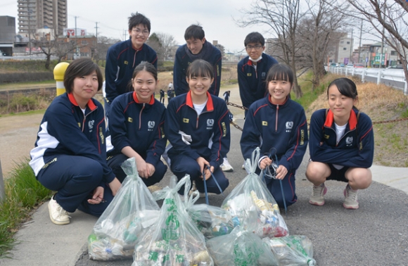 瀬戸市役所周辺などのごみを拾い集めた生徒ら＝瀬戸市今池町で